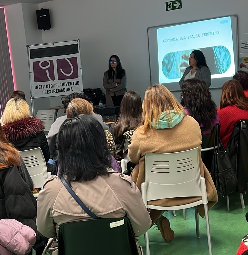 Mujeres de varias generaciones participan en Badajoz en un encuentro sobre salud sexual femenina