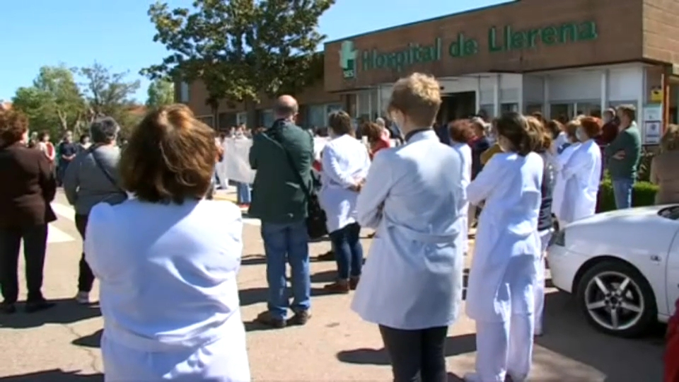 Protestas frente al hospital de Llerena para recuperar los servicios perdidos