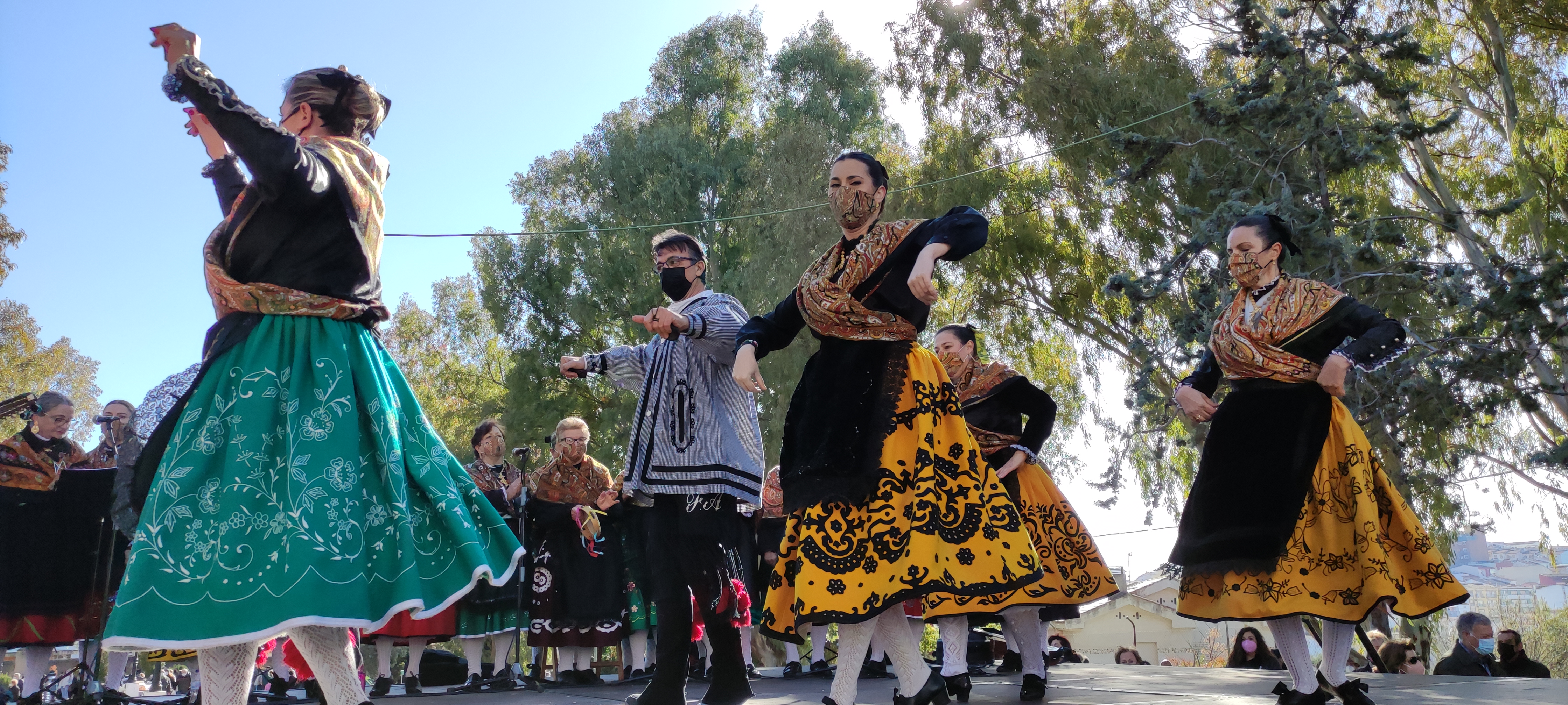 Grupo folklórico bailando en la Romería de los Santos Mártires