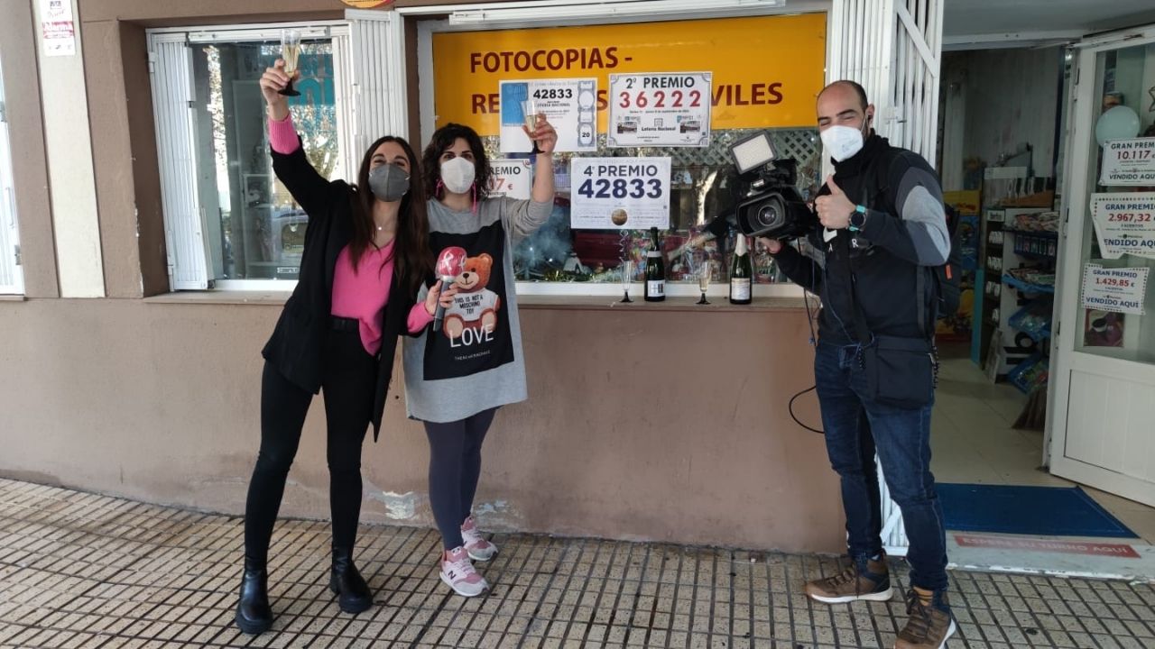 Los loteros de Aldea Moret festejándolo con un equipo de Canal Extremadura Radio
