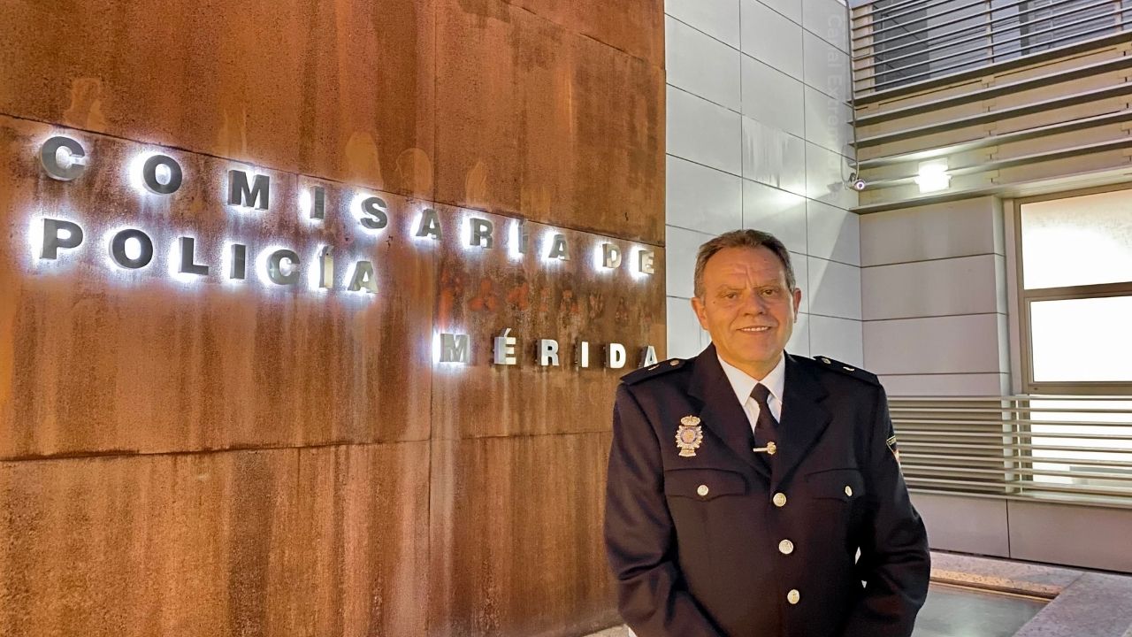 Francisco Espinosa Porro posa por última vez con el uniforme en la Comisaría de Mérida