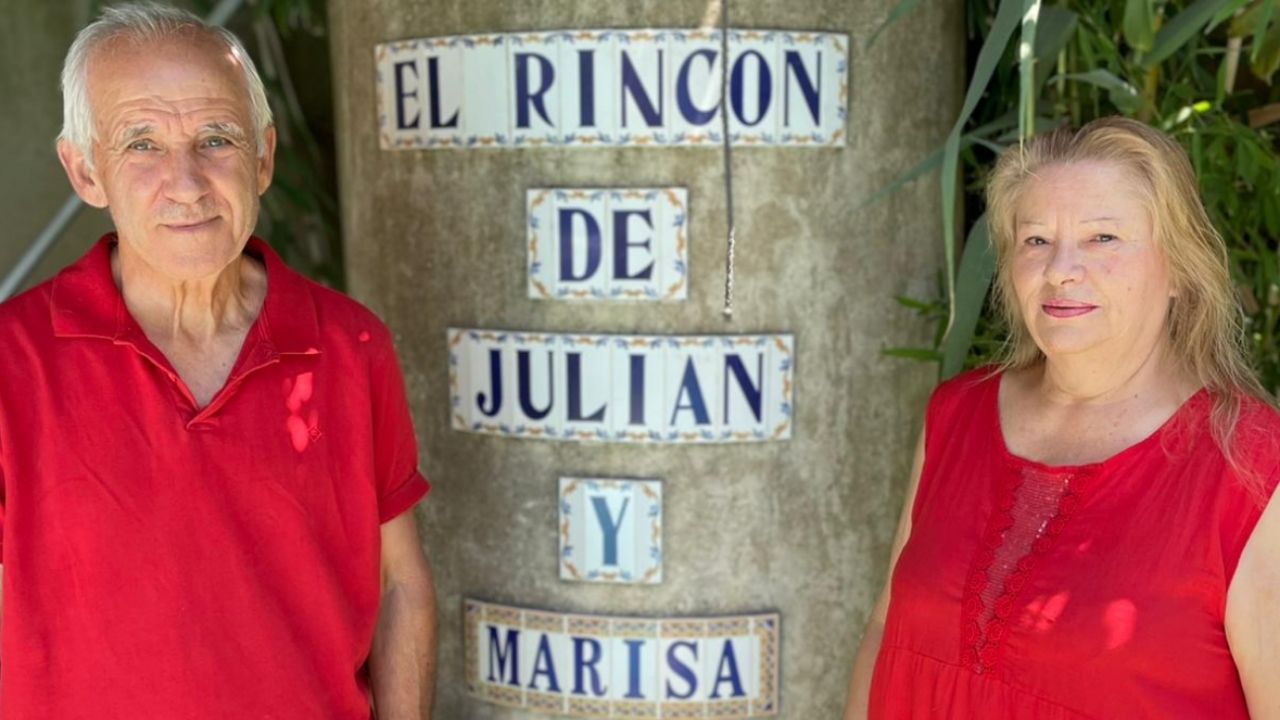 Julián y Marisa posan en su rincón 