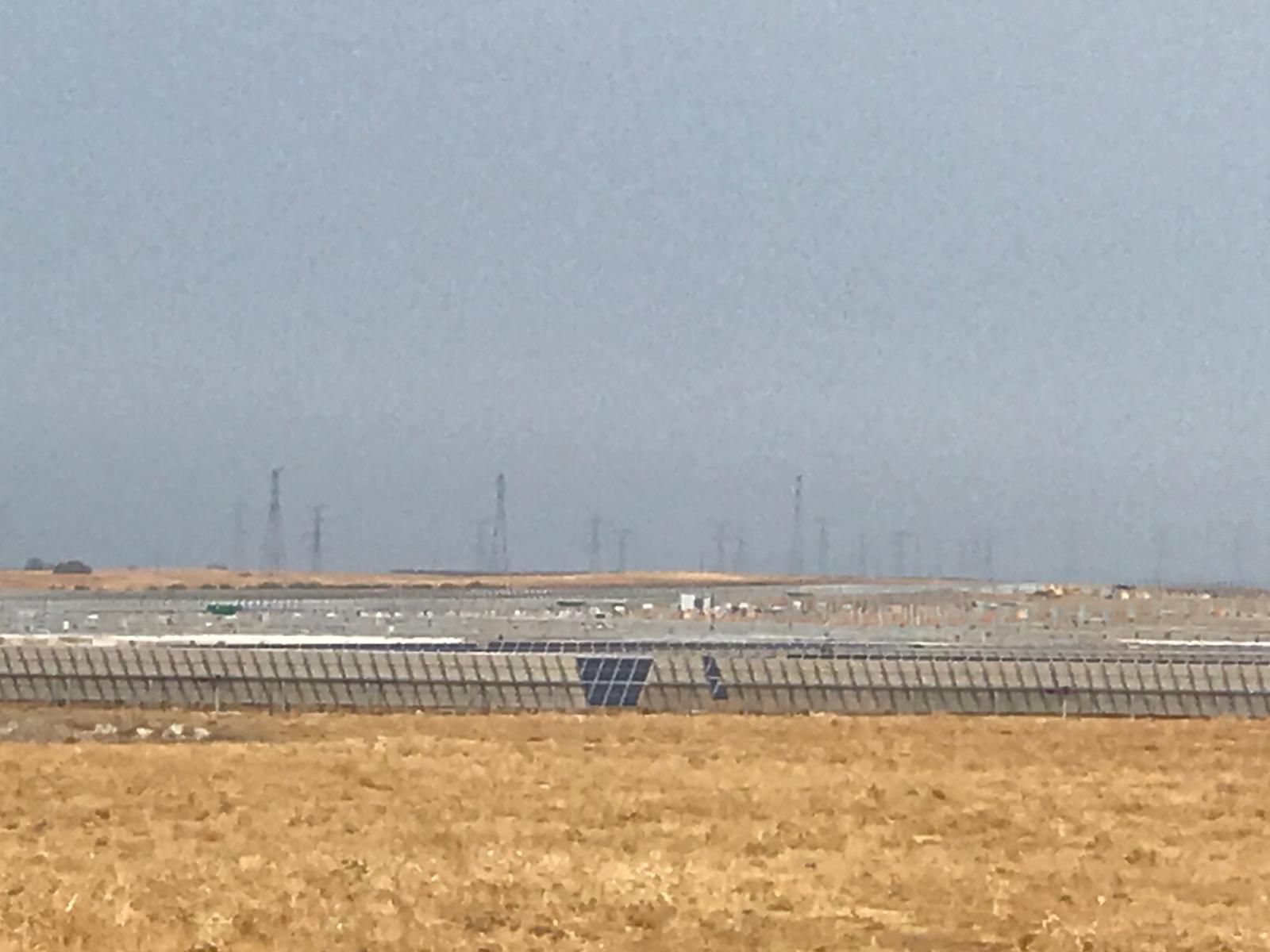 Imagen de la planta fotovoltaica en construcción, esta mañana.