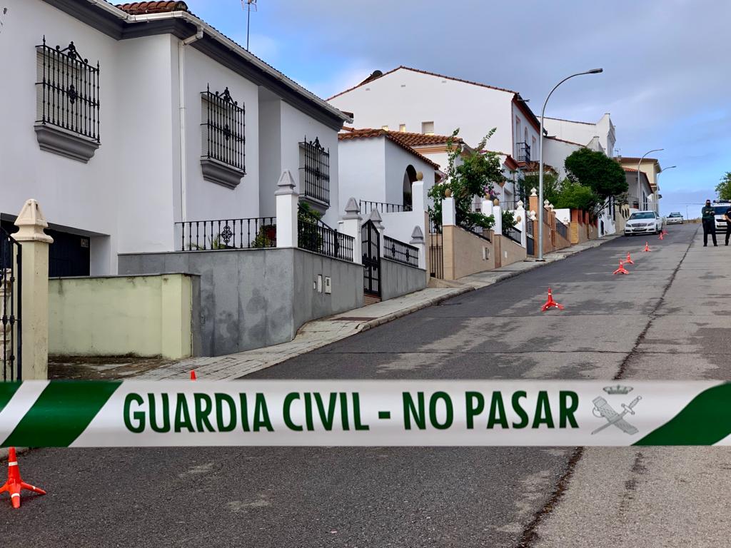 Precinto de la Guardia Civil en la calle de Manuela Chavero y el presunto autor de su muerte