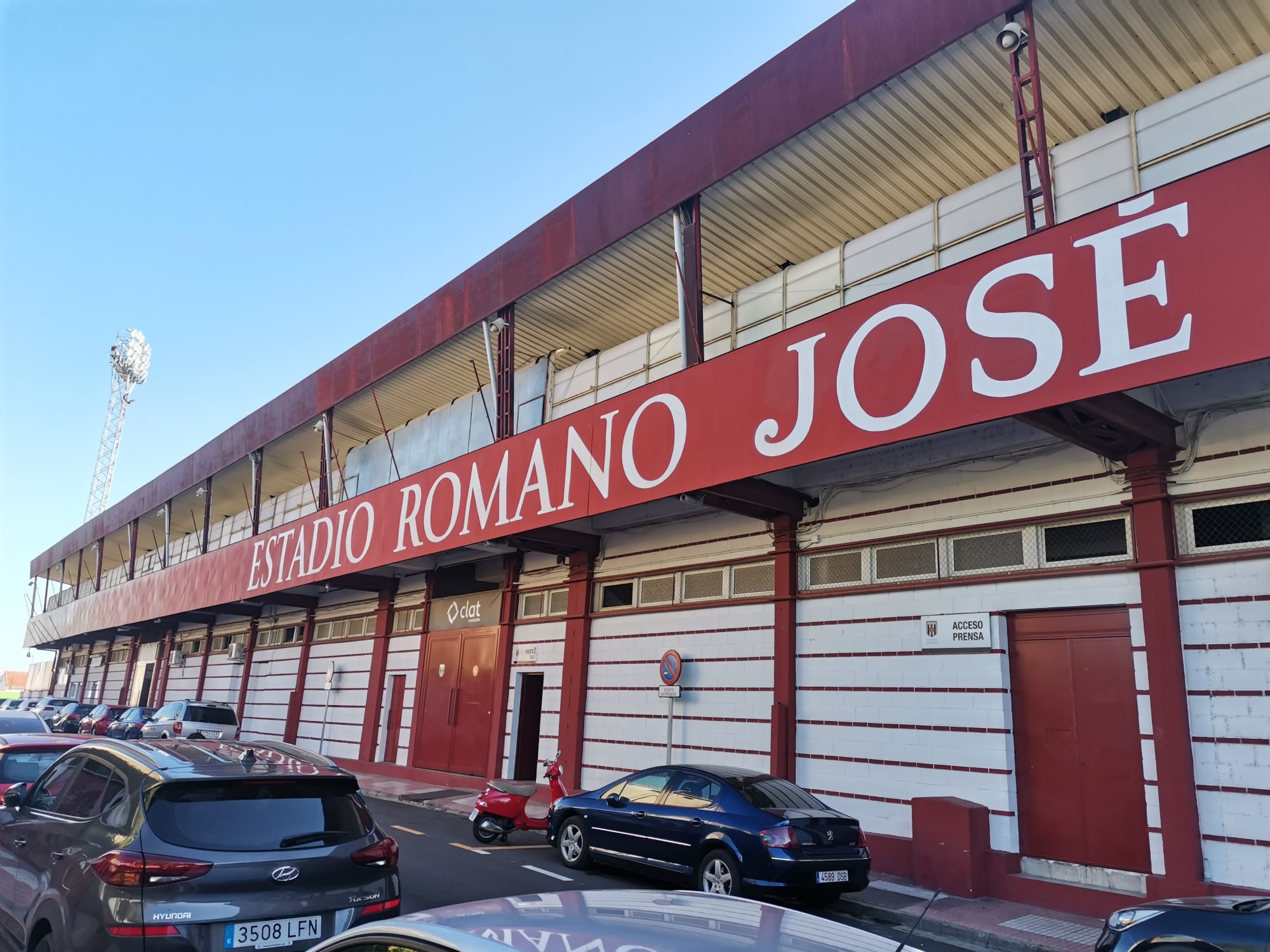 Fachada del Estadio Romano José Fouto, esta mañana