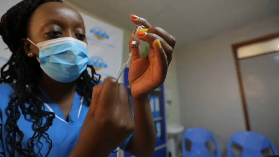 Enfermera prepara el inyectable en África. EFE