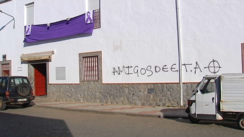 La sede del PSOE en Calamonte amanece con una pintada "amigos de ETA"