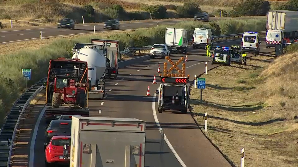  Dos heridos en un accidente múltiple en la A-66, a la altura de Torremejía