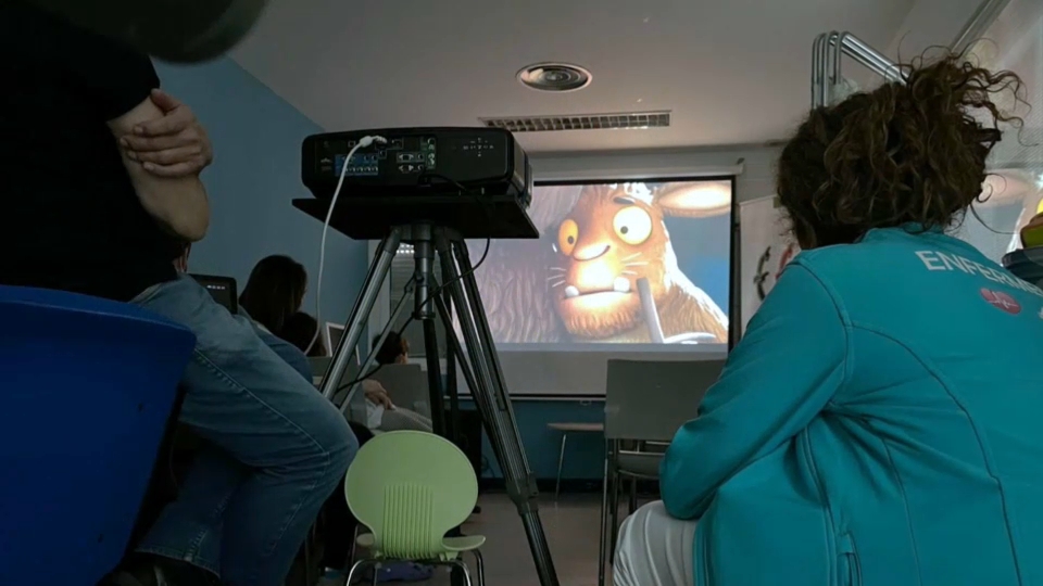 "Cine en los hospitales": Una iniciativa para mejorar el bienestar emocional de las personas hospitalizadas