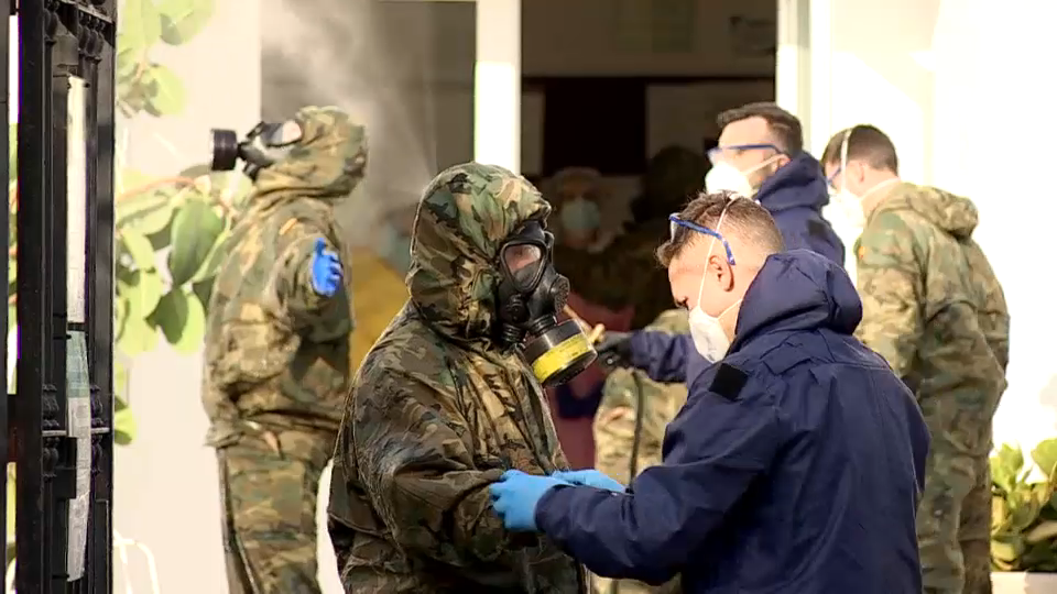 Militares realizan la desinfección de una residencia de mayores