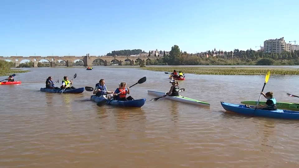 paseos solidarios en kayaks esta mañana en Badajoz 