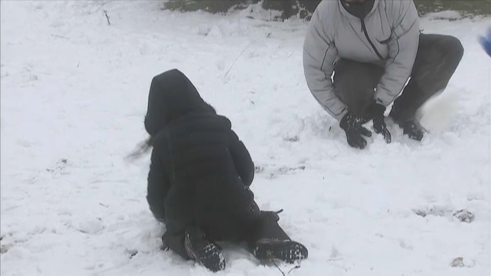 Niño jugando en la nieve en Montánchez