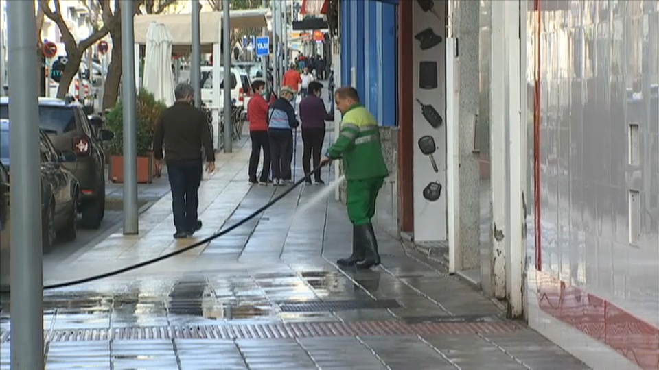 Operario limpiando calles en Villanueva de la Serena
