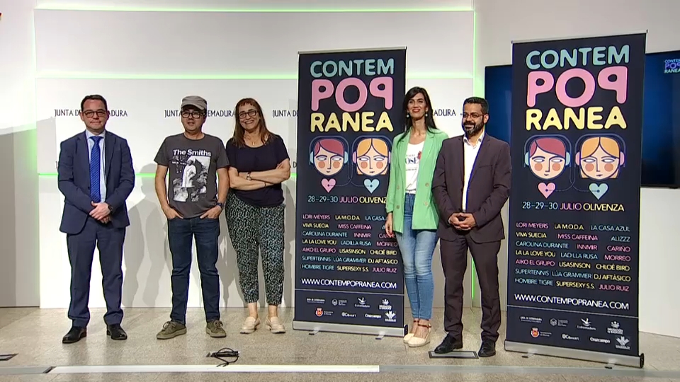Junta, alcalde Olivenza, organización y patrocinadores posan con el cartel del 'Contempopránea'