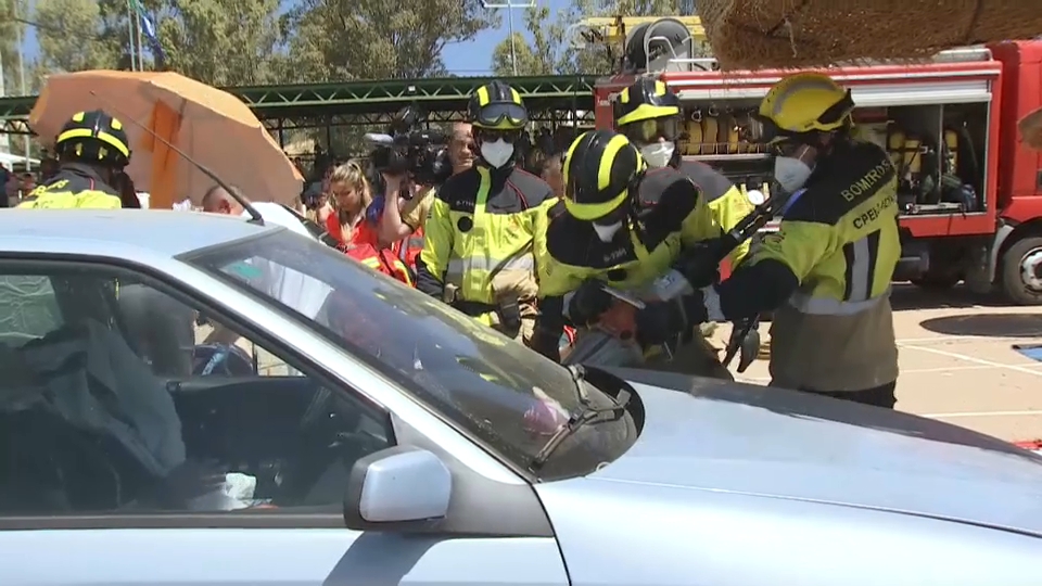 Bomberos excarcelan de un vehículo a un atrapado en el simulacro