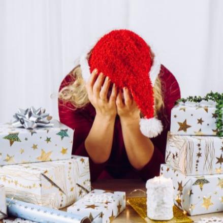 Mujer agobiada en Navidad