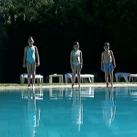 niños al borde de una piscina