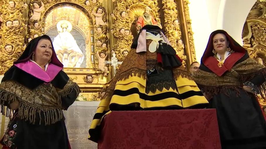 Nuevo manto para la Virgen de la Montaña de Cáceres