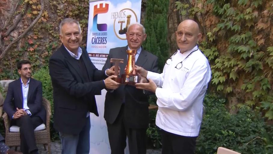 Toño Pérez y José Polo, fundadores del prestigioso restaurante Atrio de Cáceres, han recibido hoy el galardón 'Torres de Cáceres'