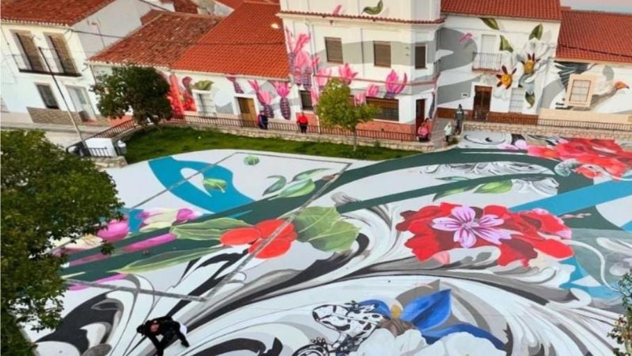 Así luce el impresionante mural de 2.000 metros cuadrados en la plaza de Salorino