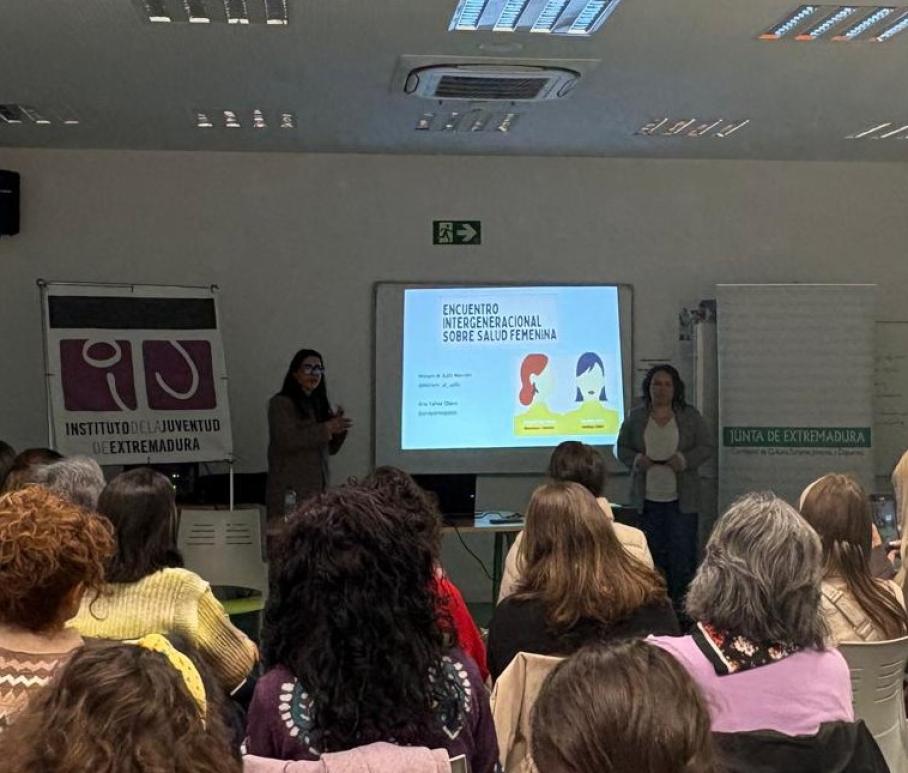 Mujeres de varias generaciones participan en Badajoz en un encuentro sobre salud sexual femenina