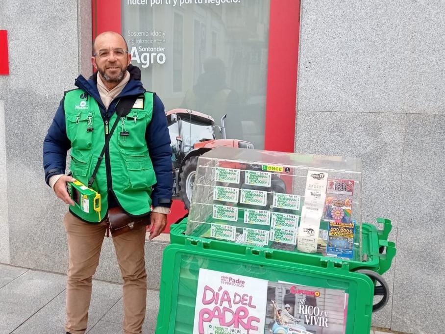 Ismael, vendedor de la ONCE que ha repartido la suerte en Guareña