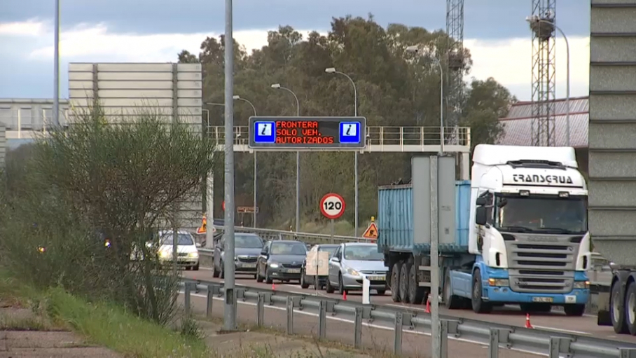 Vehículos circulando hacia España en la zona de control en la frontera con Portugal durante su cierre por la crisis sanitaria.