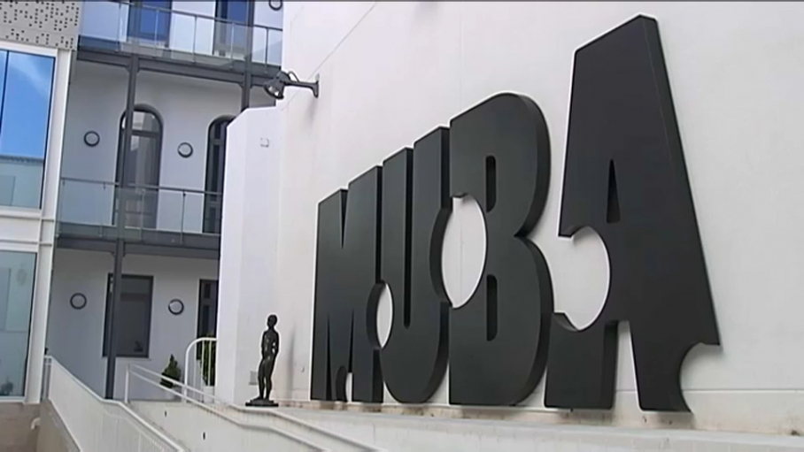 Imagen de una pared del patio del Museo de Arte Contemporáneo de Badajoz con el logotipo del museo