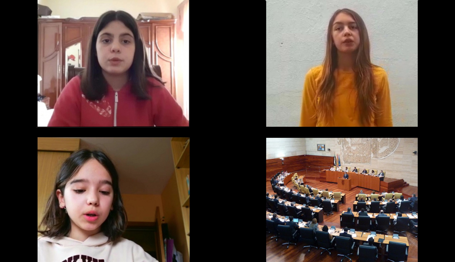 Tres escolares extremeñas actuando como diputadas desde casa