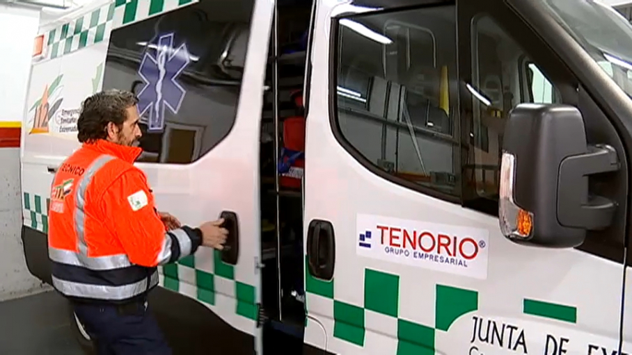 Un trabajador, en una de las ambulancias de Tenorio