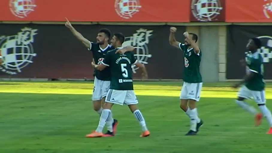 Pablo Vázquez celebra el gol del 1-1 para el Badajoz en Algeciras