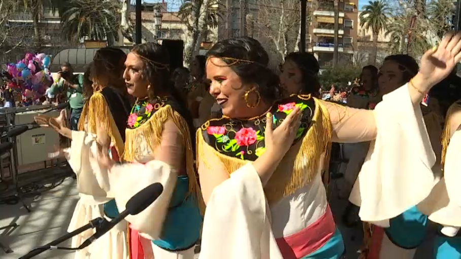 Actuación de 'Las Chimixurris" en el Carnaval de Badajoz