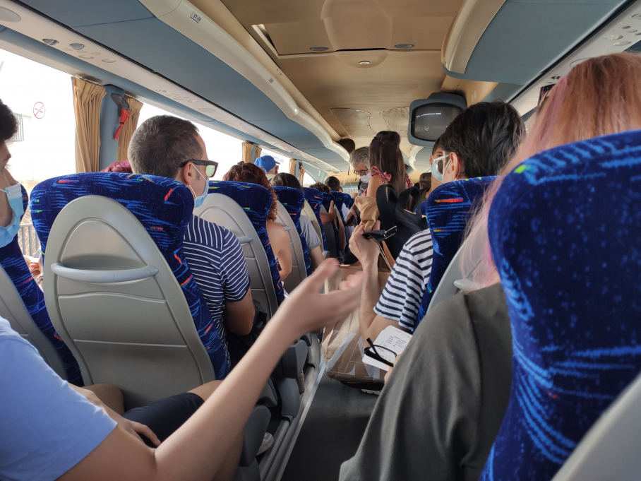 Imagen del autobus, sin plazas libres, en el que han sido trasladados los pasajeros del tren
