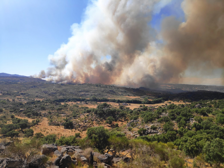 Imagen del incendio en la frontera con Portugal