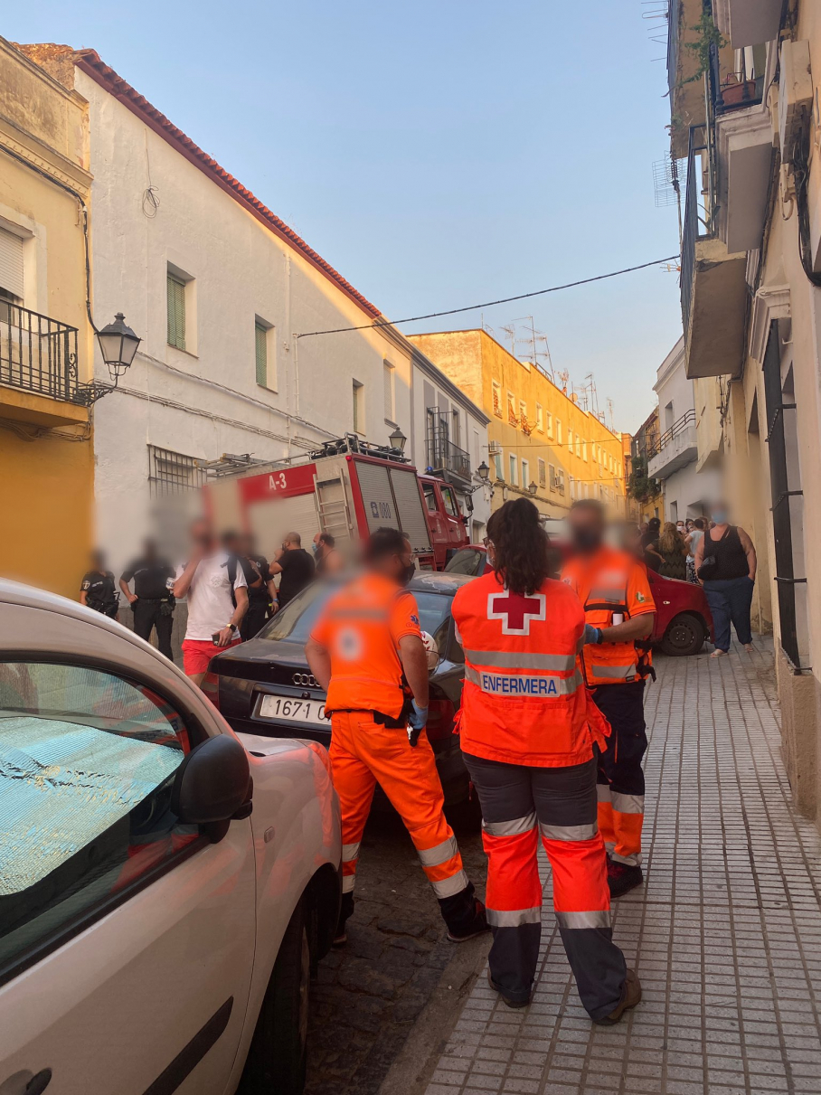 Miembros de Cruz Roja actuando en el lugar del derrumbe en Badajoz