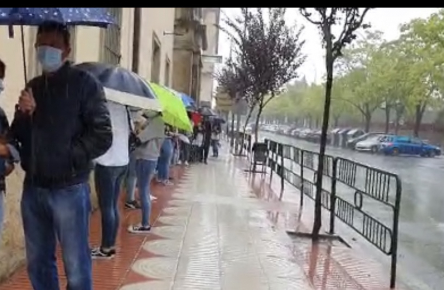 Ciudadanos esperan bajo la lluvia a hacerse la PCR