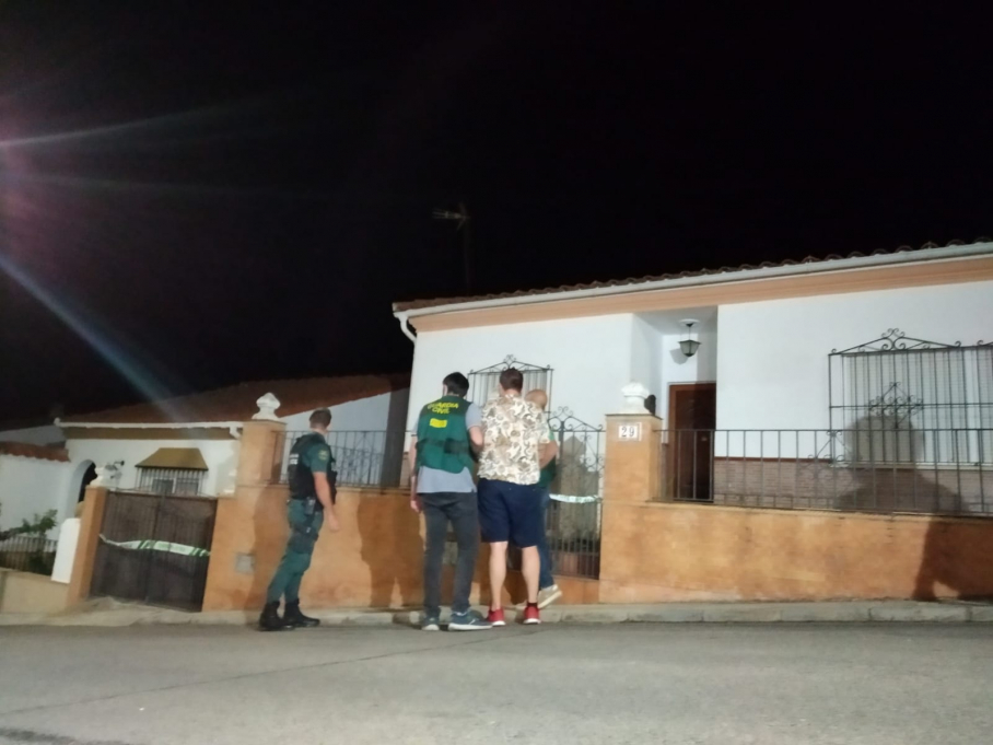 El detenido, a su llegada a su vivienda custodiado por la Guardia Civil