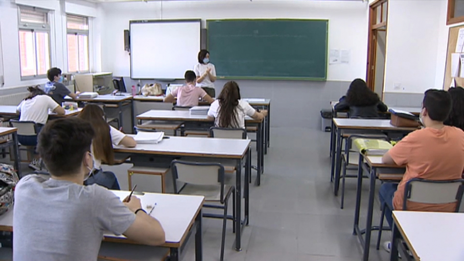 Aula con alumnos guardando la distancia de seguridad