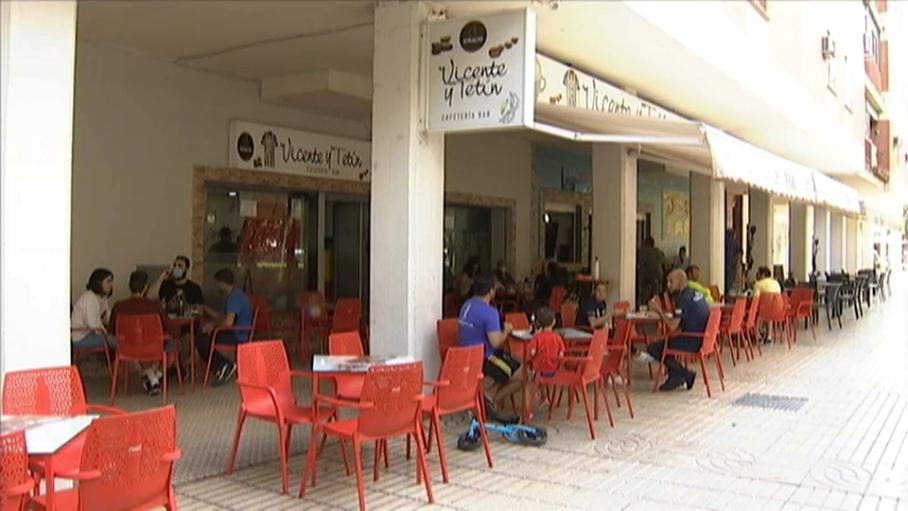 Terraza exterior de un bar en la avenida Sinforiano Madroñero de Badajoz.