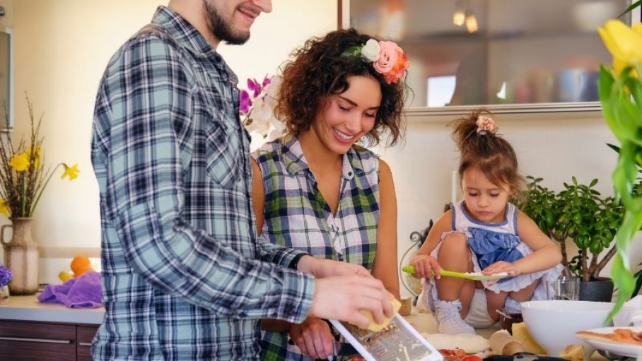 Una familia preparando la comida