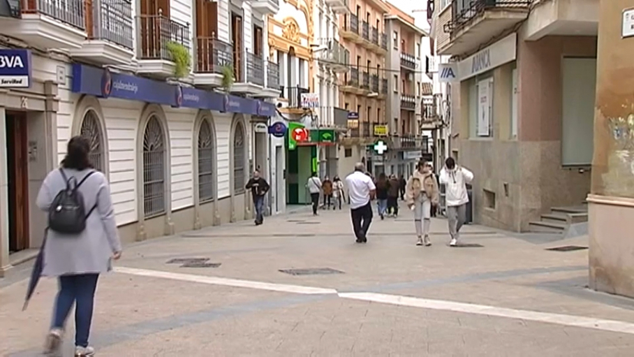 Almendralejo sale del confinamiento, pero tendrá restricciones de aforo al menos hasta el 18 de noviembre. Céntrica calle peatonal de Almendralejo en la que pasean varios ciudadanos.