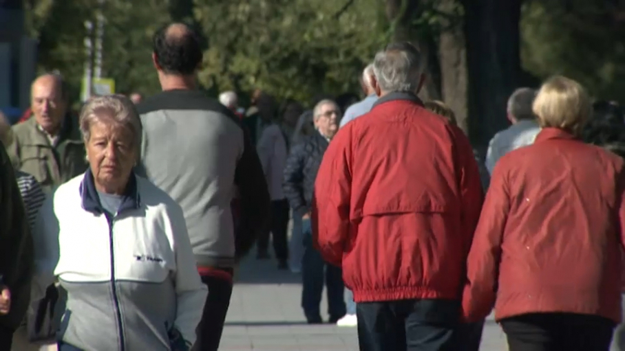 Personas mayores paseando