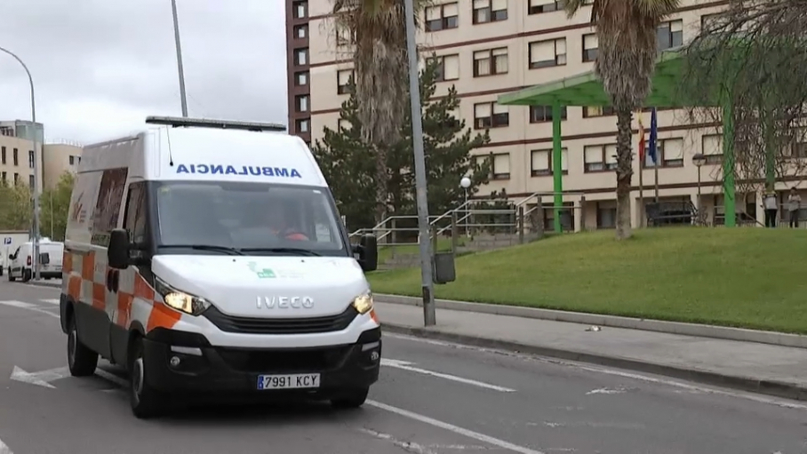 Una ambulancia de la empresa Tenorio circula por las calles de Extremadura 