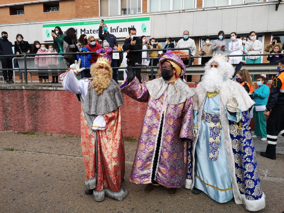 Los Reyes Magos visitan el hospital Materno-Infantil de Badajoz