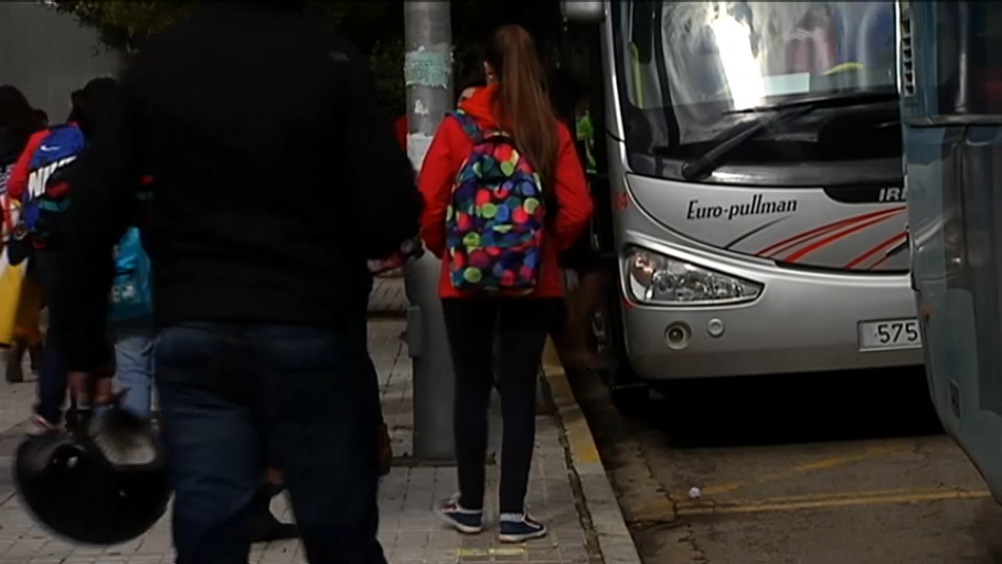 Alumnos subiendo a un autobús 