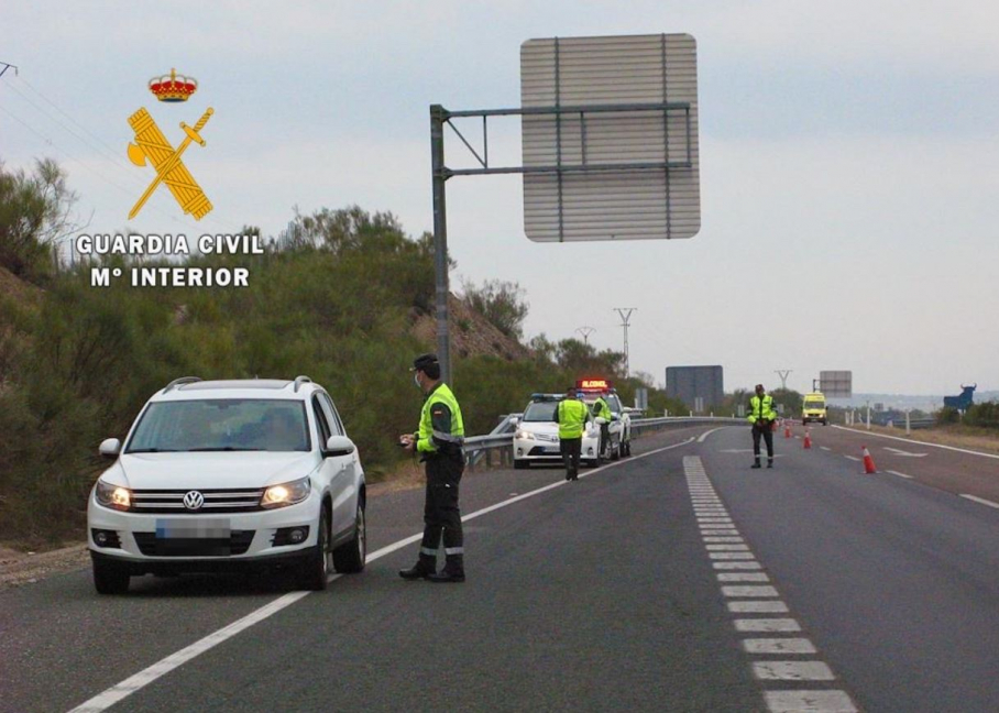 Agentes de la Guardia Civil de Tráfico en una autovía