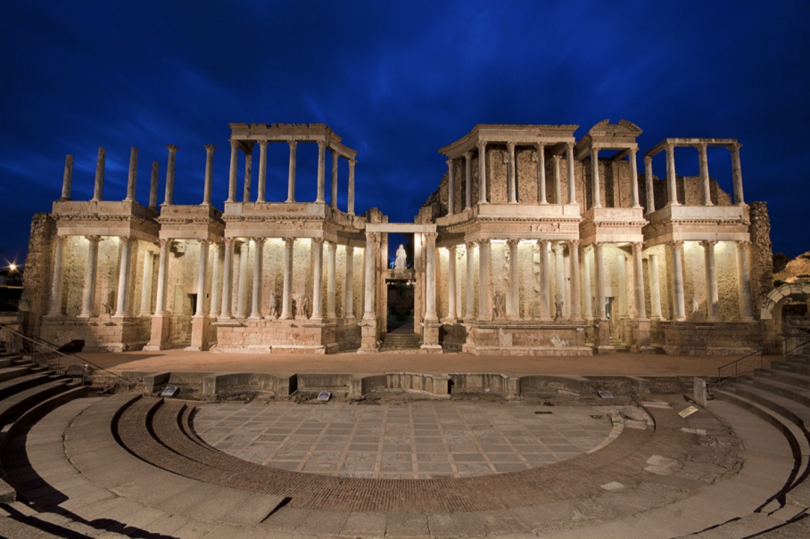 Teatro Romano de Mérida al anochecer