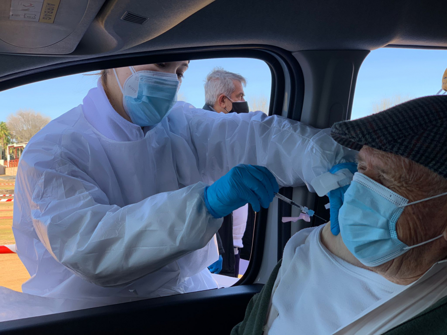 Sanitaria vacunando a un gran dependiente en Villafranca de los Barros