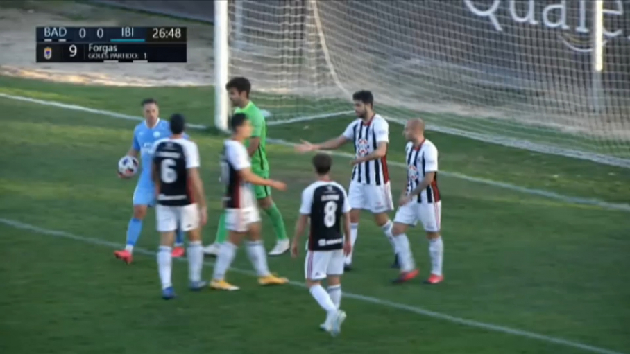 Los jugadores del Badajoz celebran el gol de Ernest Forgas