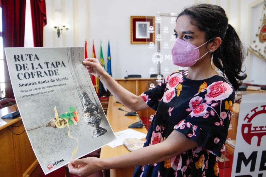 Pilar Amor con el cartel de la Ruta de la Tapa Cofrade